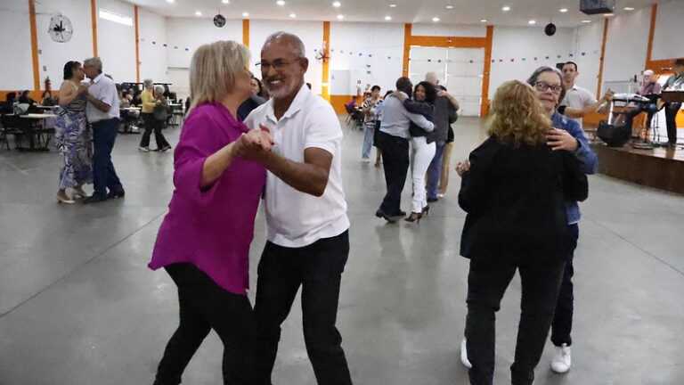 civi-de-americana-recebe-baile-da-melhor-idade-especial-festa-junina