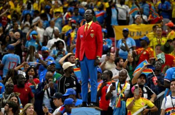 Torcedor estátua da RD Congo escreve carta emocionante depois de eliminação torcedor-estatua-da-rd-congo-escreve-carta-emocionante-apos-eliminacao