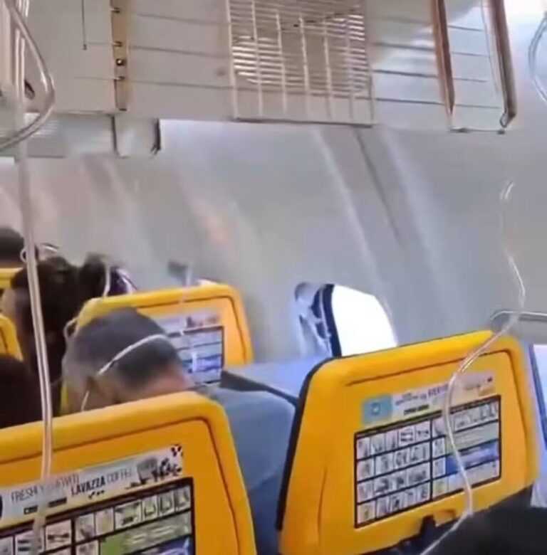 Janela se rompe em voo da Ryanair e passageiro é parcialmente sugado para fora da aeronave janela-se-rompe-em-voo-da-ryanair-e-passageiro-e-parcialmente-sugado-para-fora-da-aeronave