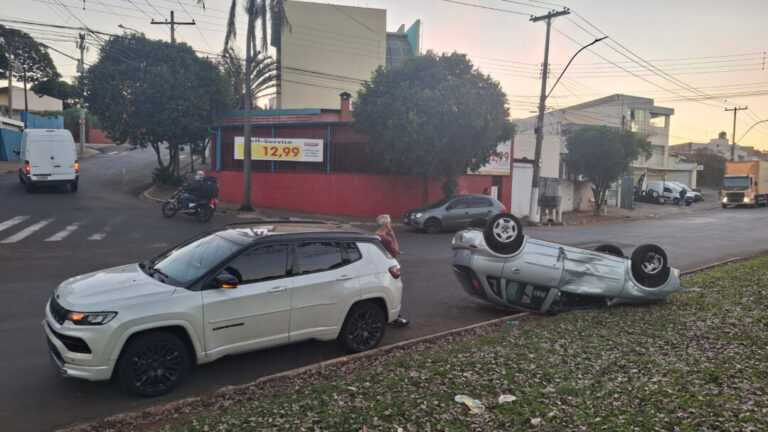 carro-capota-apos-batida-na-avenida-da-saude,-em-americana