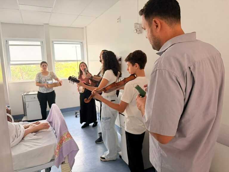 hospital-municipal-de-americana-leva-musica-e-homenagem-pelo-dia-dos-pais-a-pacientes
