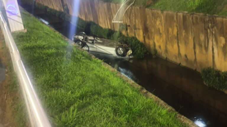 Motorista fica ferido depois de carro cair no córrego da Avenida Brasil motorista-fica-ferido-apos-carro-cair-no-corrego-da-avenida-brasil