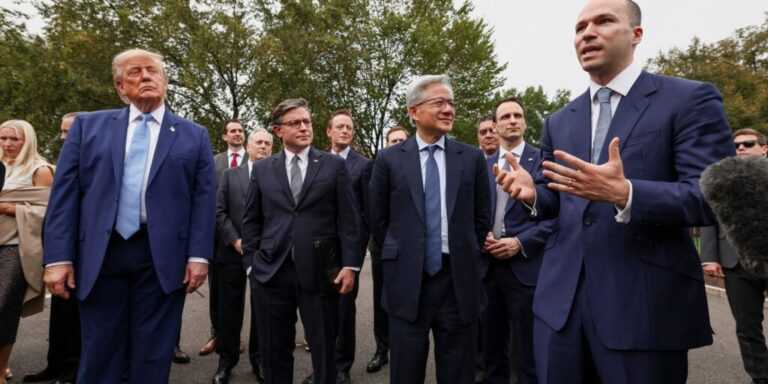 trump-anuncia-autorregulacao-da-ia-por-big-tech-em-meio-a-temor-social